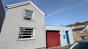 Cardiff Coach House with Hot Tub & Log Fire