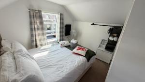 Cardiff Coach House with Hot Tub & Log Fire