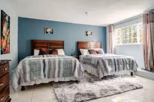 Stylish 1BR Retreat- 2 Queen Beds- Quiet Upscale Area- 15 mins to Town and Beaches