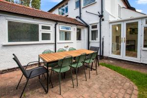 Large Stunning & Modern Home with Private Parking