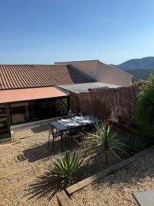 Joli studio avec jardin résidence avec piscine