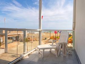 Ampio monolocale con terrazza fronte mare 104