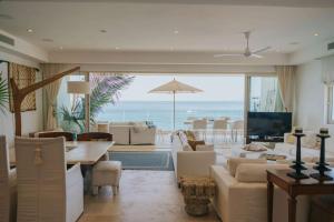 Full Floor Beachfront Luxury Apartment