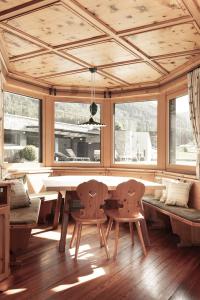 Aparthotel Familiaris - Family Apartments - Pools & Spa in Dolomites