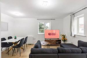 Modern Retreat In London Dockland