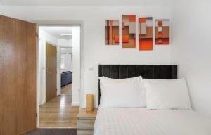 Modern Retreat In London Dockland