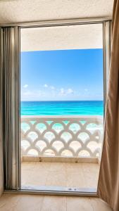 Estudio con vista al mar Caribe