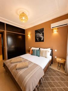 Luxury 4-BR Duplex with Private Rooftop & Jacuzzi in Guéliz