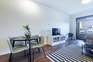 Calm & Stylish Apartment - Garage & Balcony