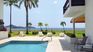 Pacific Beach 9 - Beachfront Condo, BBQ, pool, prime location, sleeps 4
