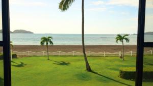 Pacific Beach 9 - Beachfront Condo, BBQ, pool, prime location, sleeps 4