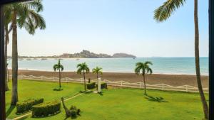 Pacific Beach 9 - Beachfront Condo, BBQ, pool, prime location, sleeps 4
