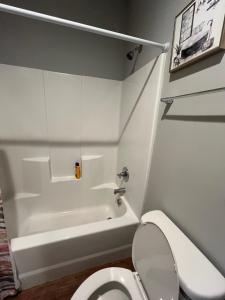 2BR Home Near VSU & Moody AFB Sleeps 6 Guests