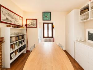 Spacious, bright and airy flat at Accademia
