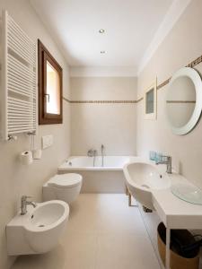 Spacious, bright and airy flat at Accademia