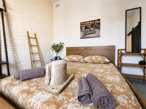 Gzira Prime Spot, Stylish Industrial Apt, Sleeps 11