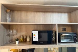 24-7 Desk 24 Studio with heater 15 min wlkg to metro station