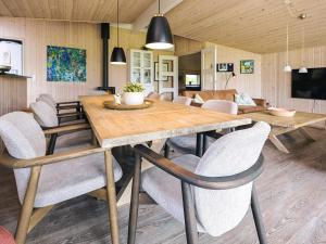 8 person holiday home in Ålbæk