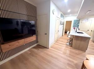 Upscale Basement Suite Private Entry Sleeps 4