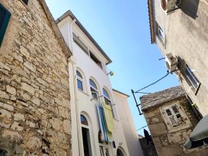 Apartments by the sea Primosten - 27855
