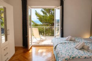 Apartments with WiFi Primosten - 27863