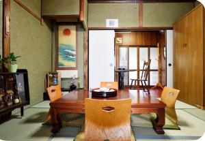2 floors japanese style, direct to KIX, 10mins train to Namba, 5mins walk to stn , 2-6ppl