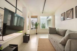 Spacious Home Ideal for Groups with Patio & Arcade