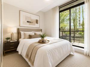Central Vancouver 2 Bedroom plus Den Townhouse with Urban Comfort