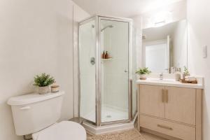 Central Vancouver 2 Bedroom plus Den Townhouse with Urban Comfort