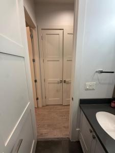 Cozy Private Suite Near UBC & Beaches