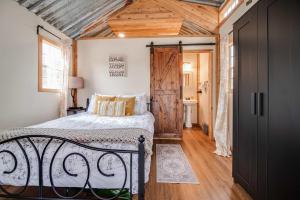 Hill Country Cabin 1
