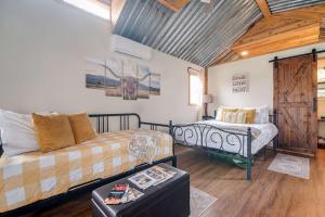 Hill Country Cabin 1