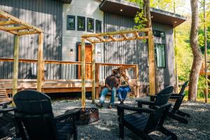 Unique Silo with Hot Tub & King Beds Sleeps 6