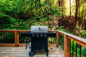 Unique Silo with Hot Tub & King Beds Sleeps 6
