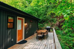Unique Silo with Hot Tub & King Beds Sleeps 6
