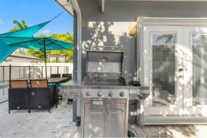 Hollywood Entire Home with Private Pool Near Hollywood Beach Sleeps 6 to 8 Pet Friendly