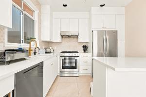 Chic 3BR Main&Upper Floor Home-Easy Transit & UBC