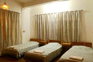 Casa Zo The Trio room with three single beds & balcony