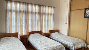 Casa Zo The Trio room with three single beds & balcony
