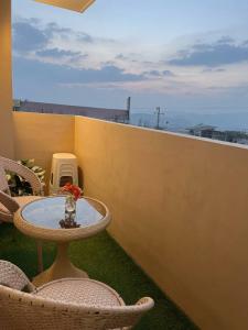 3BR With Balcony Near Burnham Park Sleeps 11