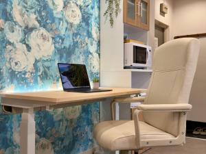 Ergonomic DeskNo Stairs! Queen Bed4min Metro711