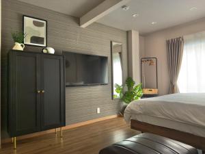 Ergonomic DeskNo Stairs! Queen Bed4min Metro711