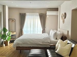 Ergonomic DeskNo Stairs! Queen Bed4min Metro711