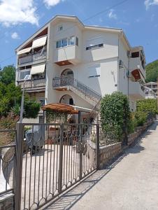 Apartman Dragon 1 pogled na more ,200 metara od plaže , besplatan parking i Wifi