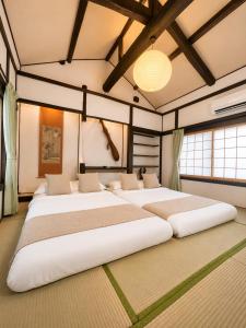 Direct Train to Namba & Shinsaibashi Traditional Japanese Machiya Private Garden