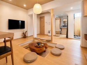 Direct Train to Namba & Shinsaibashi Traditional Japanese Machiya Private Garden