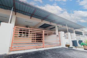 Comfy Family 4BR Terrace House 9 Pax with Free Netflix & WiFi
