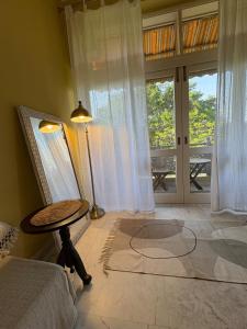 Studio Apartment, Nizamuddin East