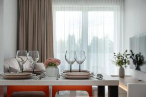 Cosy Apartment with Parking & Balcony by Noclegi Renters