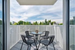 Cosy Apartment with Parking & Balcony by Noclegi Renters